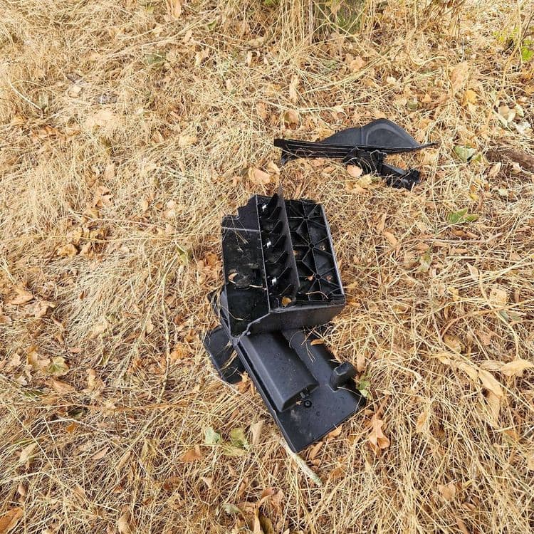 Une poussette enfant abandonnée derrière la bordure d'arbres, en lisière d'un champ.
Morceaux de plastique également à côté.
Chemin menant de la bassine de Mauzé à la ferme de la Poussarderie à Mauzé.