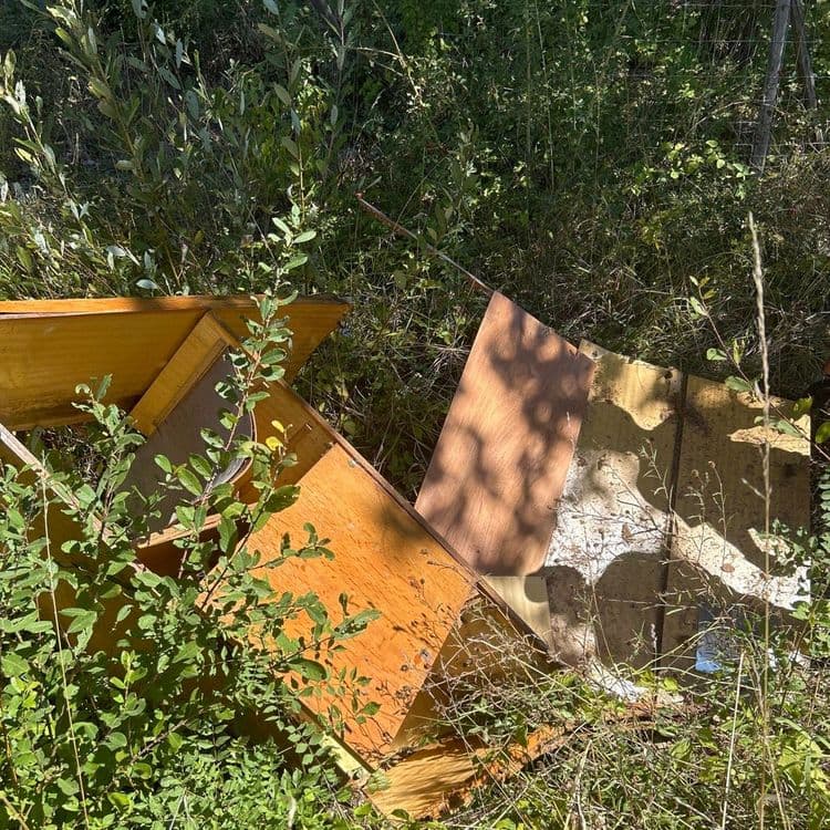 Les déchets abandonnés comprennent :

Des panneaux de bois et d'aggloméré, éléments issus du démantèlement de mobilier comme des étagères ou des caissons. On dénombre environ 5 à 7 grandes pièces et quelques fragments. Le poids estimé pour cette catégorie est d'environ 60 kilogrammes.

Des débris de matériaux composites, quelques morceaux plus légers, possiblement de l'isolant ou des fonds de meubles, sont également présents. La quantité est faible, estimée à 1 à 2 kilogrammes.