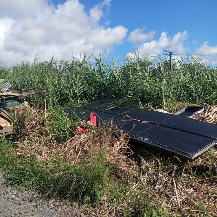 Voici l'analyse des déchets présents sur les images, avec une estimation de poids et de quantité :

**Image 1:**

*   **Tôles ondulées** : environ 5 tôles, estimées à 50 kg au total.
*   **Électroménager (lave-linge, platine)**: 1 lave-linge environ 60 kg et platine environ 10 kg.
*   **Déchets ménagers divers (plastiques, cartons)** : Environ 15 kg au total.
*   **Cage métallique** : environ 5 kg
*   **Poubelles** : 2 poubelles, estimées à 5 kg chacune.

**Image 2:**

*   **Véhicule hors d'usage** : Environ 1200 kg

**Image 3:**

*   **Panneaux** : 2 panneaux, environ 20 kg.
*   **Déchets divers (bois, plastiques, etc.)** : Environ 10 kg au total.
