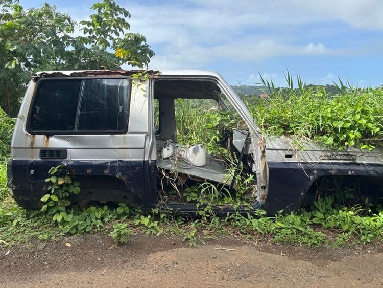 Voici l'analyse des déchets présents sur les images, destinée à la commune :

Les images révèlent la présence de plusieurs types de déchets abandonnés. On observe des carcasses de véhicules, dont une Toyota Land Cruiser (partie avant et habitacle) ainsi que deux Peugeot 307.

**Type de déchets et estimations :**

*   **Carcasse de Toyota Land Cruiser :** La partie restante du véhicule (habitacle et avant) est estimée à environ 800 kg. Il s'agit principalement de métal (carrosserie, châssis), de verre (vitres) et de plastiques (éléments intérieurs). Quantité : 1.

*   **Carcasses de Peugeot 307 :** Chaque véhicule est estimé à environ 1000 kg. Les déchets sont composés de métal (carrosserie, moteur, transmission), de verre (pare-brise, vitres), de plastiques (pare-chocs, éléments intérieurs) et potentiellement de fluides (huile, liquide de refroidissement). Quantité : 2.

Il est important de noter que ces estimations sont approximatives et peuvent varier en fonction de l'état exact des véhicules et de la présence ou non de certaines pièces.
