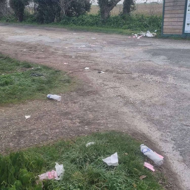 Divers détritus éparpillés 