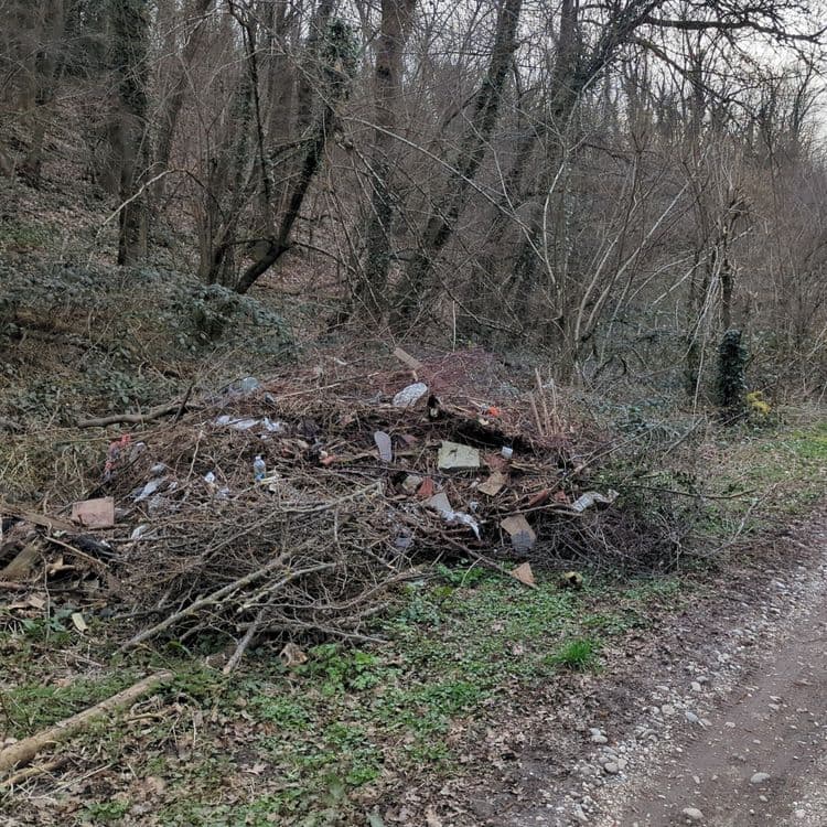 Voici une liste des déchets visibles sur la photo, avec une estimation du poids et de la quantité :

Déchets de bois : environ 150 kg, constitués principalement de branches et de petits morceaux de bois. La quantité est estimée à 1 m³.

Déchets de construction : environ 50 kg, comprenant des morceaux de briques, de tuiles et de béton. La quantité est estimée à 0,5 m³.

Déchets plastiques : environ 5 kg, comprenant des bouteilles en plastique, des sacs et d’autres débris. La quantité est estimée à 20 objets ou plus.

Déchets ménagers : environ 10 kg, comprenant des papiers, des cartons et d’autres déchets non identifiables. La quantité est estimée à un volume de 0,1 m³.

Déchets divers : environ 5 kg, comprenant des chaussures et d’autres objets. La quantité est estimée à 5 objets ou plus.

Ces estimations sont approximatives et basées sur l'observation visuelle. Le poids et la quantité réels peuvent varier.
