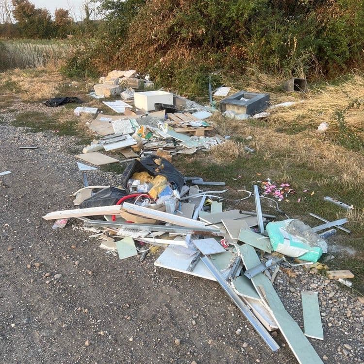 Voici le relevé des déchets abandonnés avec les estimations de quantité et de poids :

*   **Déchets de plâtrerie (Placo):**
    *   Quantité estimée : L'équivalent de 2 à 3 plaques de plâtre entières, sous forme de nombreux fragments et morceaux cassés.
    *   Poids estimé : 70 kg.
*   **Débris de maçonnerie et béton:**
    *   Quantité estimée : 3 à 4 gros blocs de béton ou de pierre, accompagnés de divers gravats.
    *   Poids estimé : 100 kg.
*   **Profilés métalliques:**
    *   Quantité estimée : Environ 10 à 15 pièces de rails et montants en acier léger.
    *   Poids estimé : 15 kg.
*   **Bois:**
    *   Quantité estimée : Quelques planches et des éléments de palettes, représentant environ une demi-palette.
    *   Poids estimé : 15 kg.
*   **Matériaux isolants:**
    *   Quantité estimée : Une quantité significative de laine minérale (laine de verre ou de roche), visible en vrac et dans un sac.
    *   Poids estimé : 7 kg.
*   **Sanitaires et éléments en plastique rigide:**
    *   Quantité estimée : Un lavabo ou bac blanc, un élément carré foncé (type bac ou base), et divers petits débris plastiques.
    *   Poids estimé : 15 kg.
*   **Cartons:**
    *   Quantité estimée : Plusieurs pièces d'emballages en carton aplatis.
    *   Poids estimé : 3 kg.
*   **Tuyaux et gaines:**
    *   Quantité estimée : Quelques longueurs de tuyaux en PVC ou de gaines.
    *   Poids estimé : 2 kg.
*   **Sacs de déchets mélangés:**
    *   Quantité estimée : 1 grand sac poubelle noir contenant divers petits déchets, dont une partie de l'isolant mentionné.
    *   Poids estimé : 10 kg.