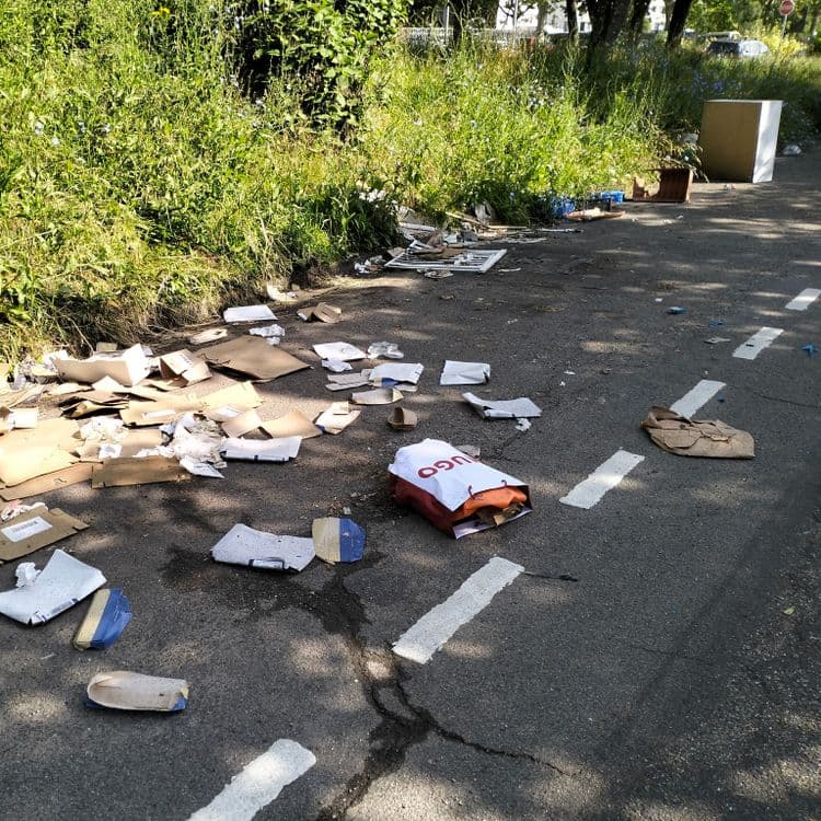 Déchets divers le long de la route, mobilier, plastique, pneu, sacs poubelles 