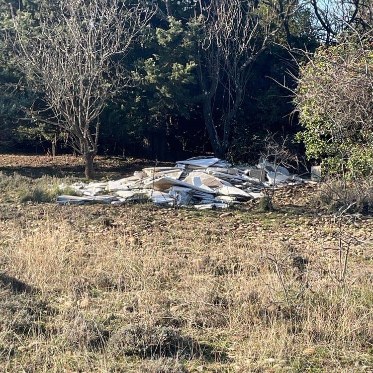 Suite à l'analyse de l'image, les déchets suivants ont été identifiés :

*   **Plaques de plâtre :** Environ 25 à 30 plaques, représentant un poids estimé entre 300 et 400 kg.
*   **Divers débris de construction :** Principalement des restes de matériaux isolants, fragments de bois et potentiellement d'autres éléments non identifiables avec précision sur l'image, représentant un poids approximatif de 50 à 80 kg.
