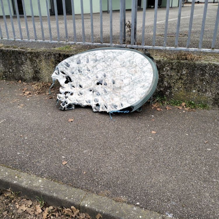 Table plastique fondue abandonnée sur le trottoir 