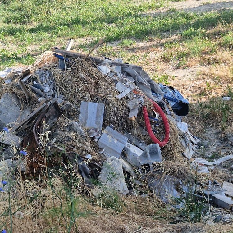 Voici une estimation des déchets présents sur le site :

*   **Débris de construction:** comprenant des morceaux de béton, des tuiles cassées et des fragments de briques. La quantité est d'environ 50 kilogrammes.

*   **Bois traité:** Il y a des planches de bois et des restes de palettes, représentant environ 10 kilogrammes.

*   **Plastique:** On observe des tuyaux en plastique, des morceaux de bâches et divers emballages, pour un poids total estimé à 5 kilogrammes.

*   **Métaux:** Des éléments métalliques rouillés et des ferrailles sont présents, représentant environ 15 kilogrammes.

*   **Divers:** divers matériaux comme du tissus, gravats, verre peuvent être visible ce qui représente 10 kg.

Ces estimations sont données à titre indicatif et peuvent varier en fonction de la densité et de la composition exacte des matériaux.

