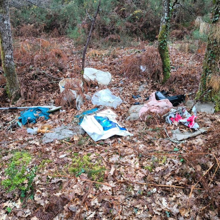 Chemin gravé en face stand de tir.
Prendre le chemin et a gauche au pont de la barbouse 
Longer la rivière, le dépôt sera sur droite a 100m du pont