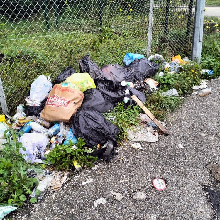 Déchets divers abandonnés sur un parking poids lourds 