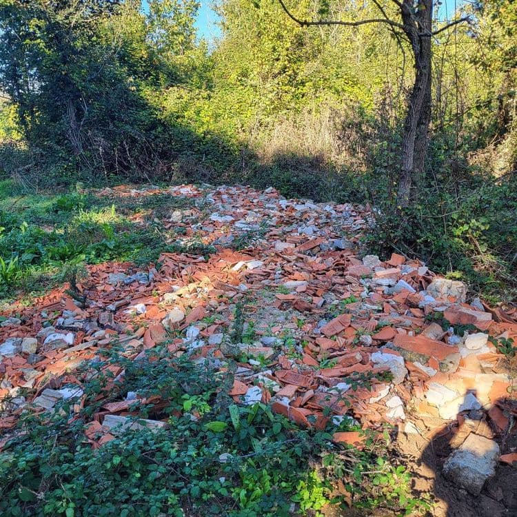 Déchets du btp entreprise connu . nature amianté ou pas sur plusieurs metre carré 
Il facture ses déchets sur devis lui les jette en forêt 