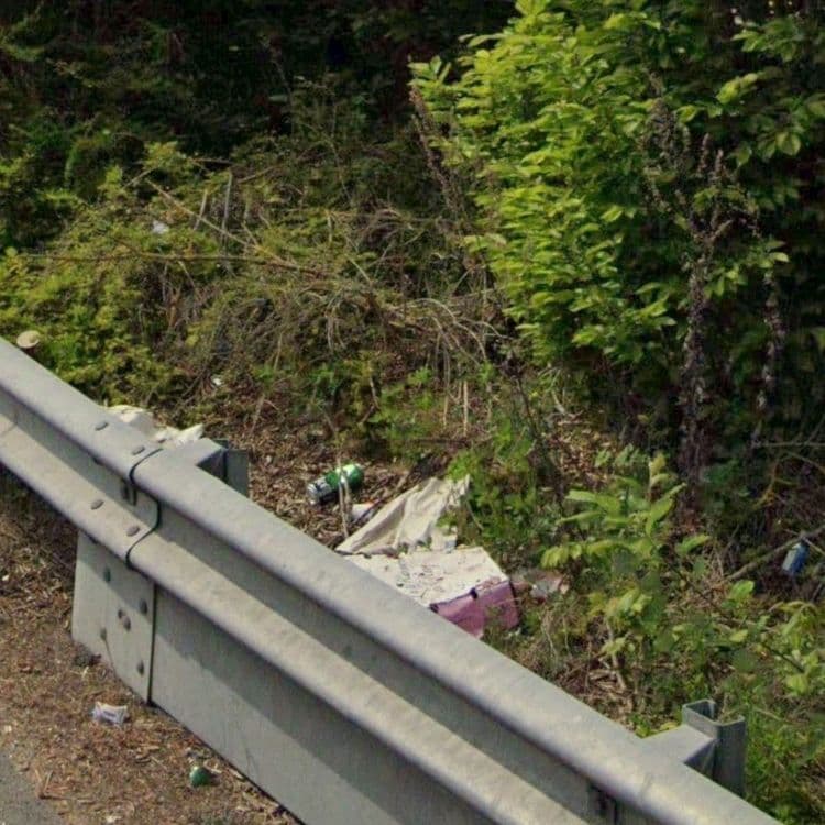 Tout le long des routes autour de la commune des Clayes sous Bois se trouves une montagne de déchets, j'en ai pris qu'une partie, pouvant faire des photos tous les 5 mètres. J'ai envoyé un mail à la commune pour leur faire part de l'état lamentable de tous les bordures de routes, surtout autour de la zone d'activité.