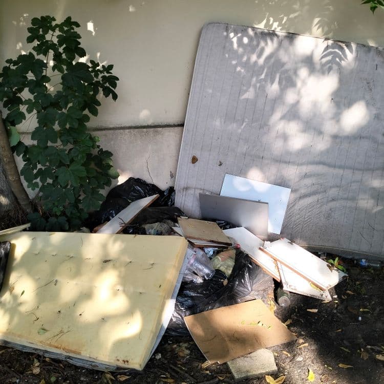 Sacs poubelles, matelas, mobilier, déchets divers 
