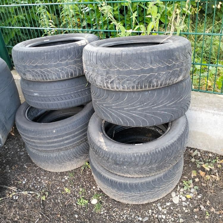 Pneus usagés en zone industrielle 