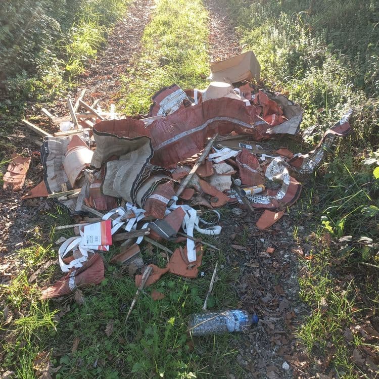 03/11/2024: Je constate des gravats et restes de chantier 
