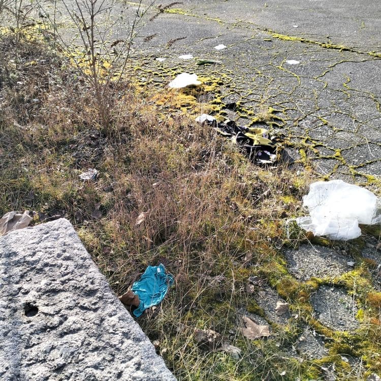 Déchets divers abandonnés en zone industrielle 