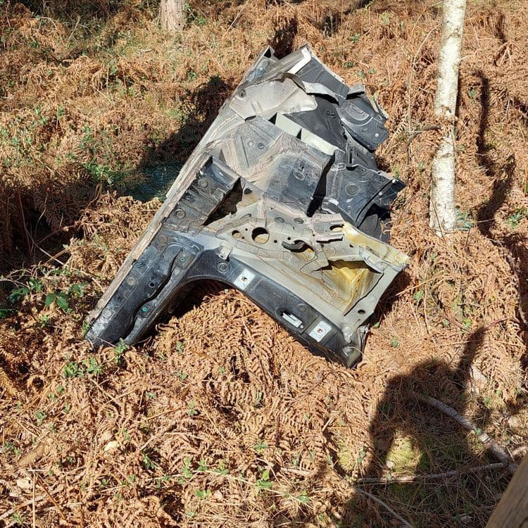 Sur la base de l'image, les déchets identifiés sont des pièces automobiles, principalement des éléments de carrosserie. 

On peut estimer la présence d'environ 4 à 5 éléments distincts de carrosserie automobile. Le poids total de ces pièces est estimé entre 30 et 50 kilogrammes, en tenant compte des matériaux composites et métalliques utilisés dans leur fabrication.
