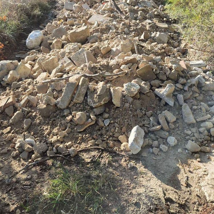 Chemin recouvert de gravats sur 20 mètres 