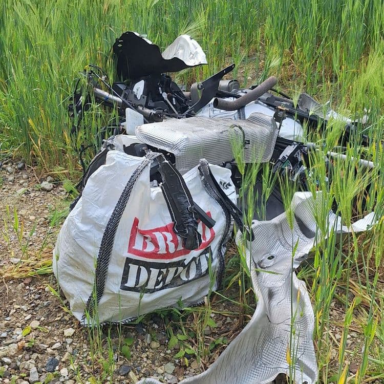 Bigbag avec des chutes de composants automobiles découpés 