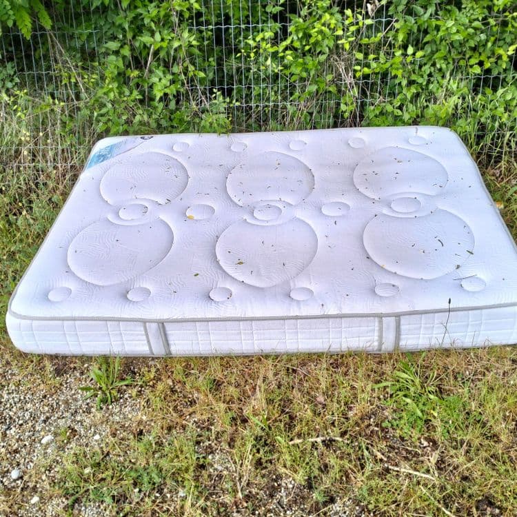 Matelas dans une impasse de zone industrielle 