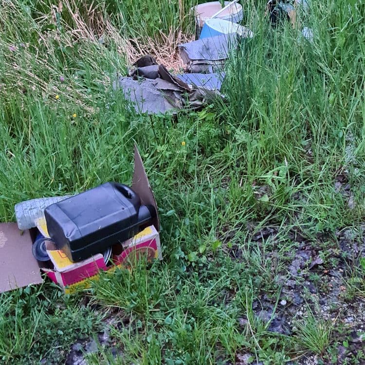 Pots de peinture, cartons, vaisselle et bidon huile -> Route de la Verdière à Chanteau 