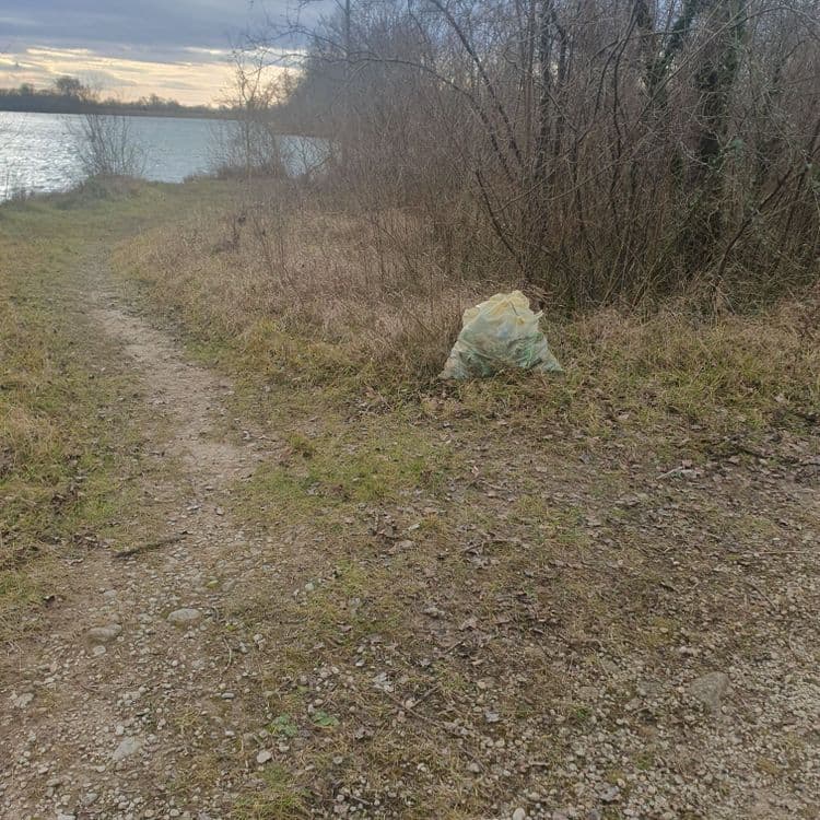 Gros sac poubelle eventré 
