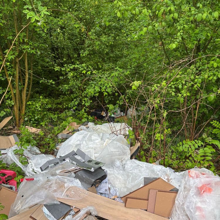 Voici une estimation des déchets présents sur l'image :

*   **Déchets de construction/rénovation** : comprenant des carreaux de céramique (estimation : 15 kg, environ 20 carreaux), des morceaux de bois (estimation : 10 kg, environ 5 pièces) et des matériaux d'isolation (estimation : 5 kg).
*   **Emballages plastiques** : sacs plastiques transparents (estimation : 2 kg, environ 5 sacs).
*   **Cartons** : morceaux de cartons (estimation : 3 kg, environ 4 morceaux).
*   **Divers** : débris divers non identifiables précisément (estimation : 2 kg).

Le poids total estimé de ces déchets est d'environ 37 kg.

