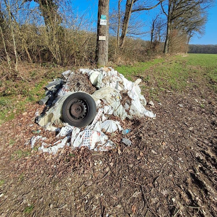 Objet : Rapport sur les déchets sauvages - [Lieu précis de la photo]

Suite à la photo transmise, nous avons identifié les types de déchets suivants abandonnés illégalement :

-	Déchets plastiques : sacs poubelles, films plastiques (estimation : 20 kg, quantité : environ 10 grands sacs poubelles).
-	Débris de matériaux de construction :  morceaux de béton ou de briques (estimation : 30 kg, quantité : une petite pile).
-	Déchets ménagers divers : papiers, cartons, textiles (estimation : 15 kg, quantité : volume important mais difficile à quantifier précisément).
-	Un pneu de voiture : (estimation : 10 kg, quantité : 1 pneu).


Il est important de noter que ces estimations de poids sont approximatives et basées sur une évaluation visuelle. Un enlèvement et un pesage précis seront nécessaires pour obtenir des données exactes.  Nous vous recommandons une intervention rapide afin de préserver la propreté et l'environnement de notre commune.
