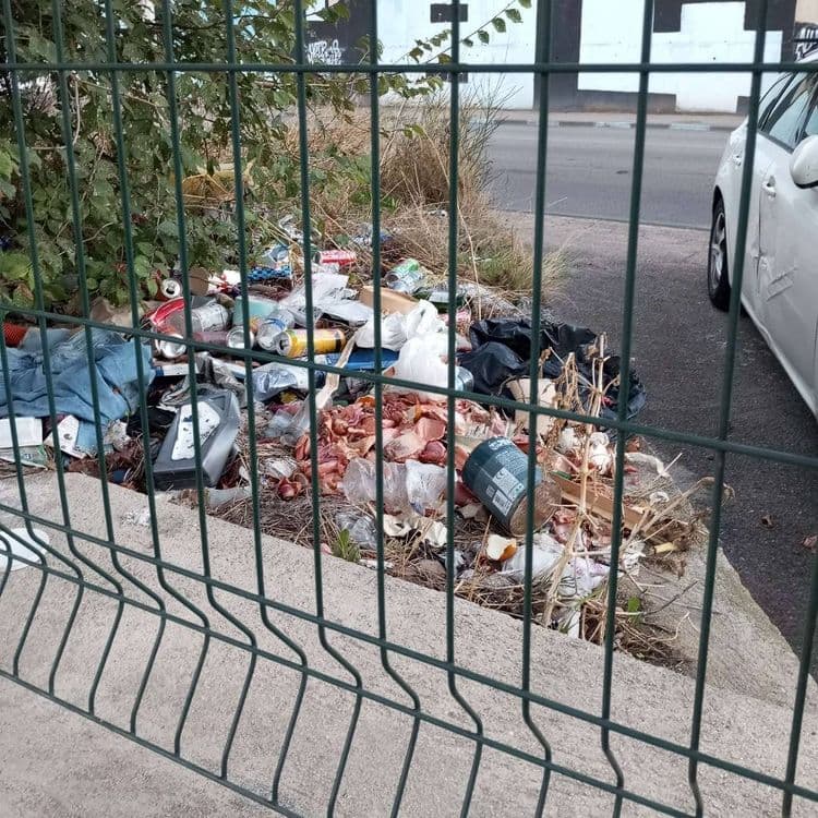 Ici depuis plusieurs mois voire années et toujours de plus en plus. Près des escaliers de la gare SNCF 