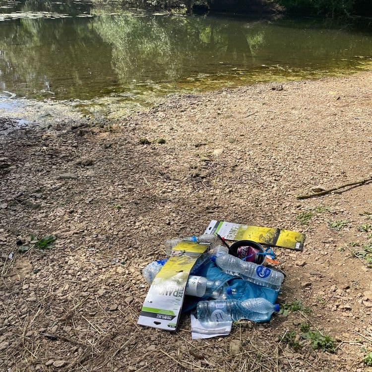 Au bord d’un point d’eau, malheureusement nous ne pouvons pas ramasser, nous sommes bénévoles pour un refuge et sommes en train de promener les chiens. Nous n’avons pas de quoi ramasser.
