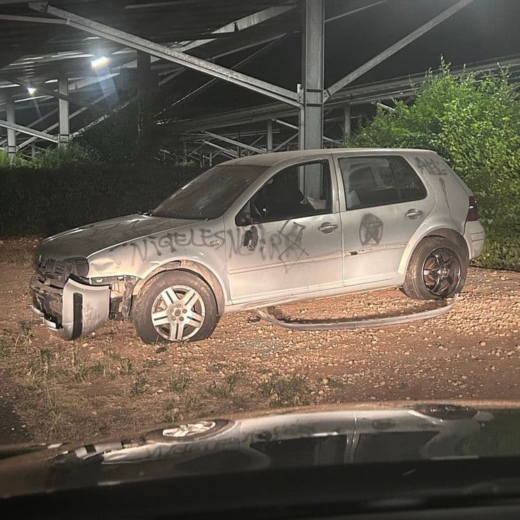 Voiture type golf en mauvaise état sous les ombrieres de l’espace Carat.