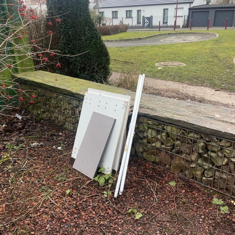 Meuble démonté en bois qui traîne 