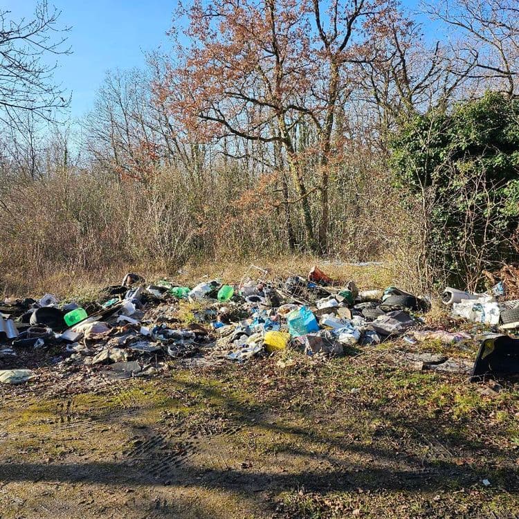 Pneus en quantité,  déchets en plastique très nombreux, étalés sur une grande surface et s'éparpillant peu à peu. La décharge date de plusieurs années,  mais elle est toujours alimentée. 