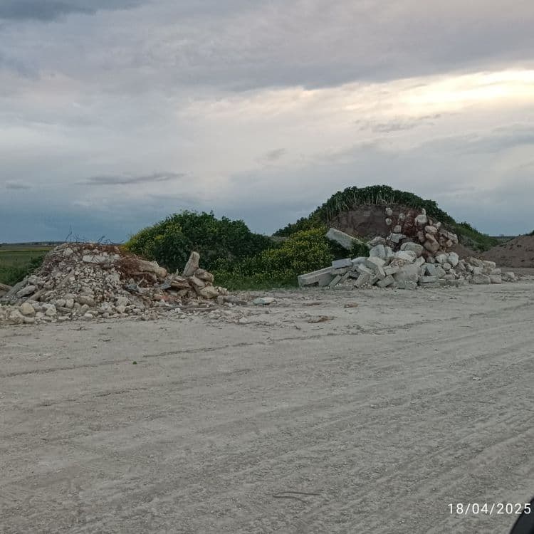 Il y a bcp de gravas, des agglos, du béton et beaucoup de fers à béton entremêlés au béton.