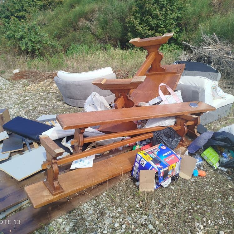 Chemin Floréal Chabeuil : dépôt illégal avec mobilier de valeur en bois massif 
