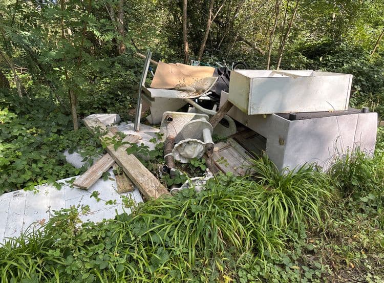 Canapé, chaise, vieille porte, Espace pour chat, vieux canapé, vélo d’enfants, placard
