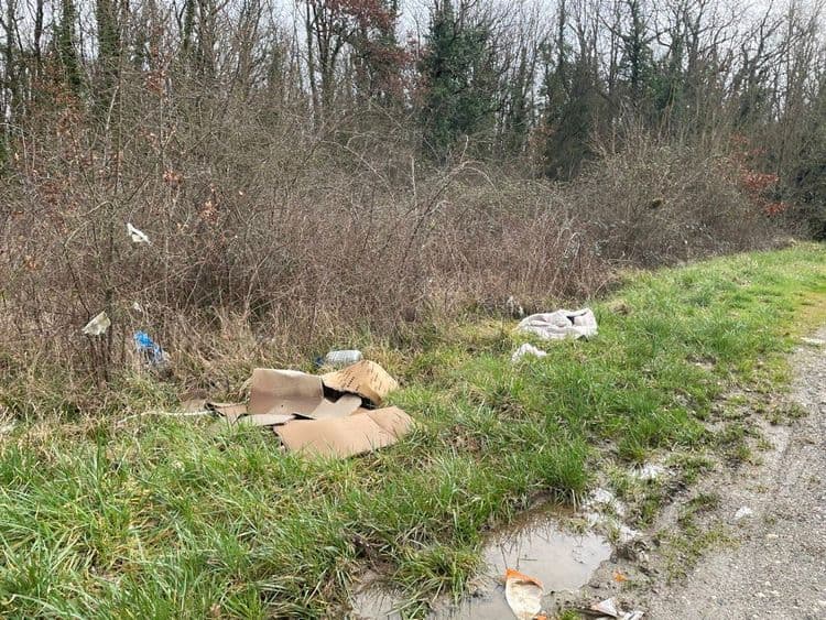 Divers déchets plastiques ,couvertures,cartons ……