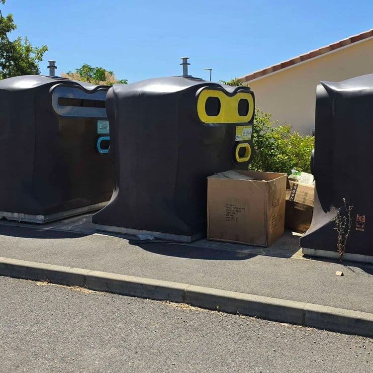Depot de divers cartons et autres de la société Bellona entre autre, alors que les containers sont disponibles et non plein