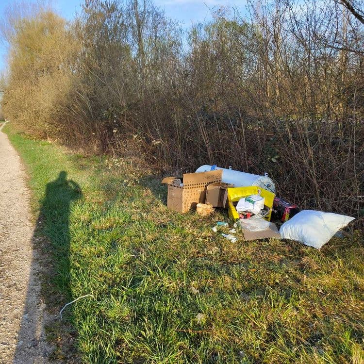 Cumulus, wc, déchets de professionnel ? Vus hier matin. 
