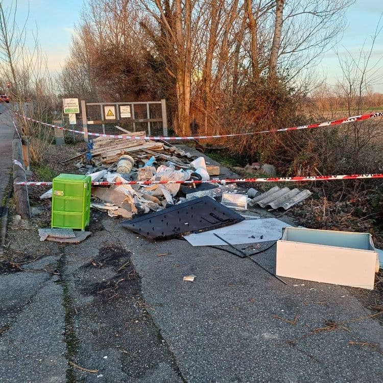 Voici une estimation des déchets présents sur le site, de leur quantité et de leur poids :

*   **Déchets de construction et de démolition (gravats, tuiles, bois)** : Quantité importante, estimée à environ 200 kg. Cela comprend des morceaux de béton, de briques, des tuiles cassées et des planches de bois.

*   **Déchets d'ameublement (meubles démontés, éléments de cuisine/salle de bain)** : On observe des éléments de meuble en bois aggloméré, une partie de baignoire ou lavabo en céramique et une façade de meuble. Le poids total est estimé à environ 80 kg.

*   **Déchets plastiques (rangement)**: Un meuble de rangement vert en plastique, ainsi que divers autres éléments en plastique (fragments divers, emballages). Le poids total de ces déchets est estimé à environ 15 kg.

*   **Déchets divers (textiles, objets divers)** : On remarque des coussins et d'autres déchets non identifiés. Le poids total est estimé à environ 10 kg.

*   **Déchets d'équipement électrique et électronique (DEEE) (écran)** : présence d'un écran de télévision ou d'ordinateur. Le poids est estimé à 5 kg.

Ces estimations sont approximatives et basées sur l'observation de l'image. Une inspection plus détaillée sur place serait nécessaire pour un inventaire précis.
