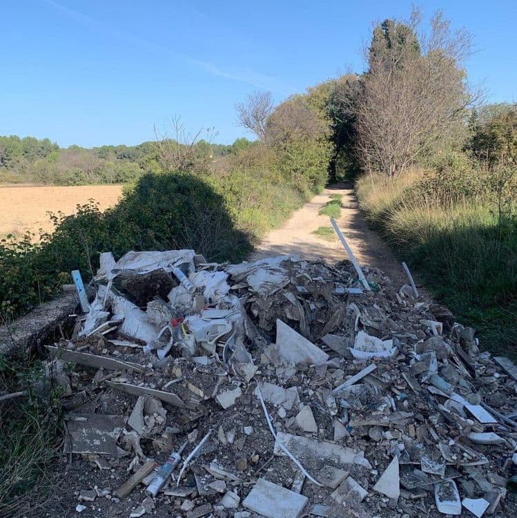 Déchet de BTP déposé en plein milieu du chemin de Coulony à Eguilles 13510.
