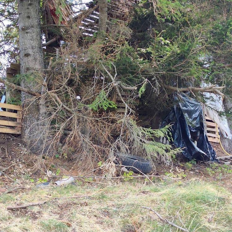 Voici le relevé des déchets abandonnés sur le site :

*   **Pneus :** 1 unité, estimée à 10 kilogrammes.
*   **Bâche en plastique :** 1 grande pièce, estimée à 2 kilogrammes.
*   **Palettes en bois :** Environ 5 unités, estimées à 110 kilogrammes.
*   **Tuyau :** 1 segment, estimé à 1,5 kilogramme.