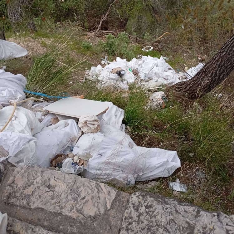 De nombreux sacs de gravats ont été jetés dans le vallon.