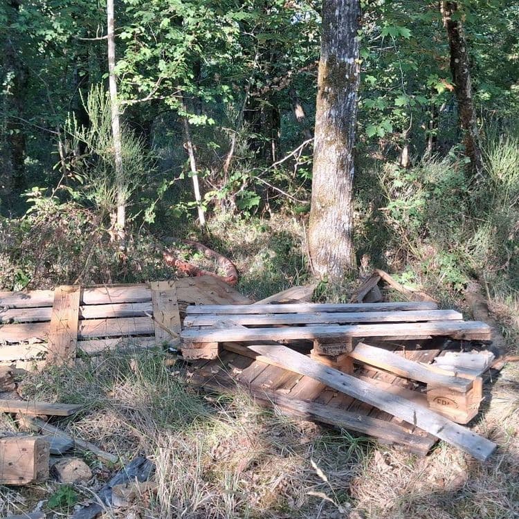 Palettes et gros tuyau 