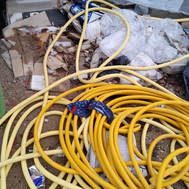 Long tuyaux de chantier, plein de cartons, sacs plastique et déchets plastiques. Un gros bloc avec plein de ciment. A peu près 150 kg de ciment. Et il y a des vêtements. 

Prévoir un camion pour tout débarrasser car c est très lourd et encombrant 