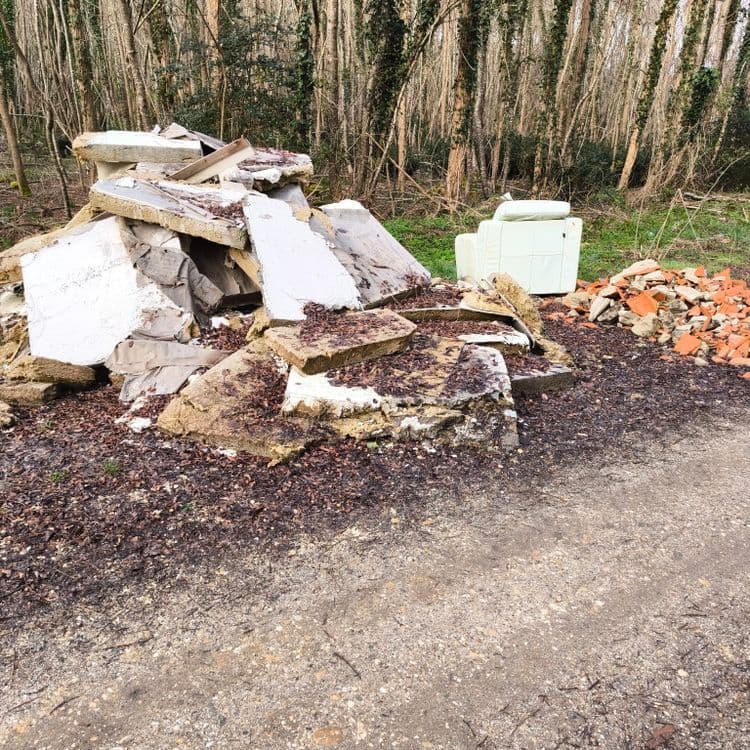 Gros tas sur pare-feu côté virelade Podensac proche graviere gsm