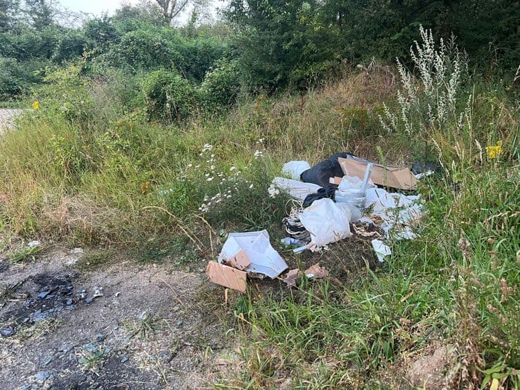 Dépôt d ordures sauvage. J avais déjà signalé à la mairie de Bouville un précédent, le maire m avait répondu que ce n était pas grave car il ne se voyait pas de la route !!!
