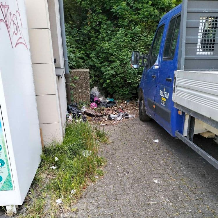 Déchets divers abandonnés à côté d'une ancienne agence bancaire 