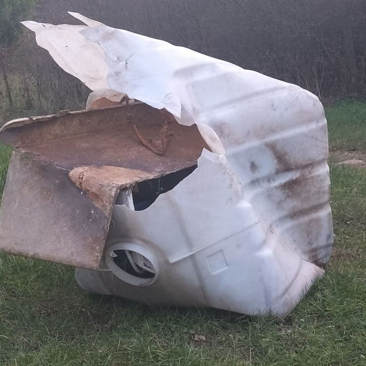Une sorte de grosse poubelle avec des pneus et de la feraille dedans 