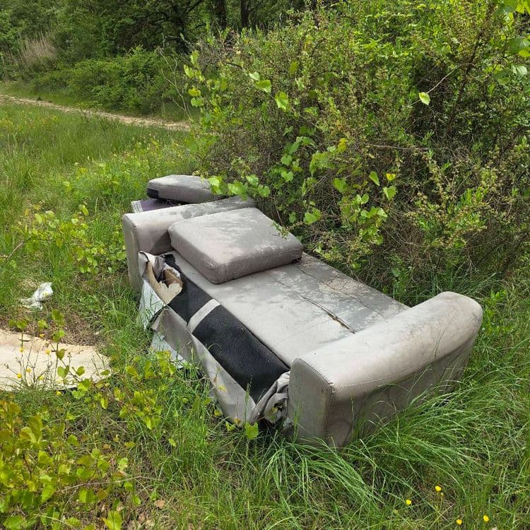 Les déchets abandonnés sur le site comprennent un canapé usagé avec ses coussins. Le poids estimé de l'ensemble canapé et coussins est d'environ 50 kilogrammes. On note également la présence de déchets de cartons, dont le poids est estimé à 2 kilogrammes. La quantité de canapé est de 1.
