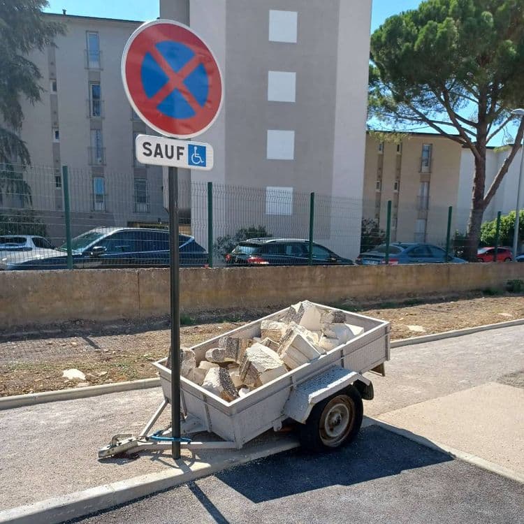 Remorque chargée de pierres. Abandonnée sur la voie publique depuis des mois.